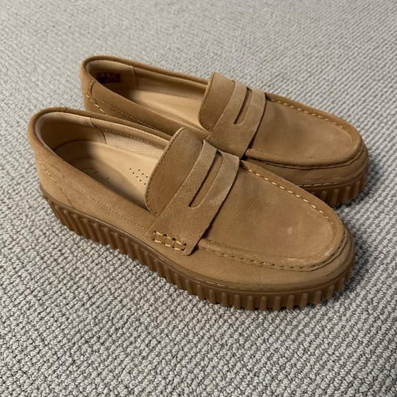 Women’s Size 8 Clarks Suede Torhill Loafers in Tan - Picture 3 of 4